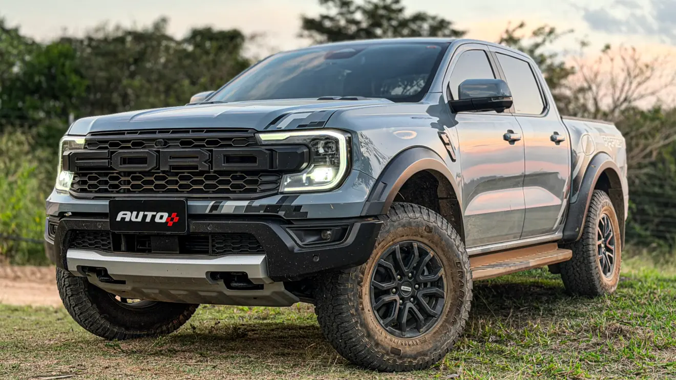 Ford Ranger Raptor suja de barro e terra estática na grama na cor Cinza Interlagos