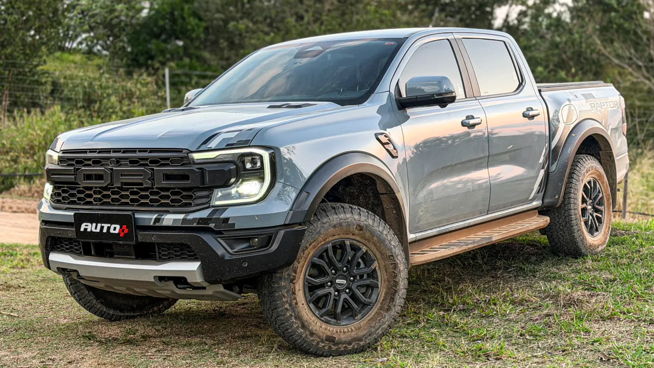 Ford Ranger Raptor suja de barro e terra estática na grama na cor Cinza Interlagos