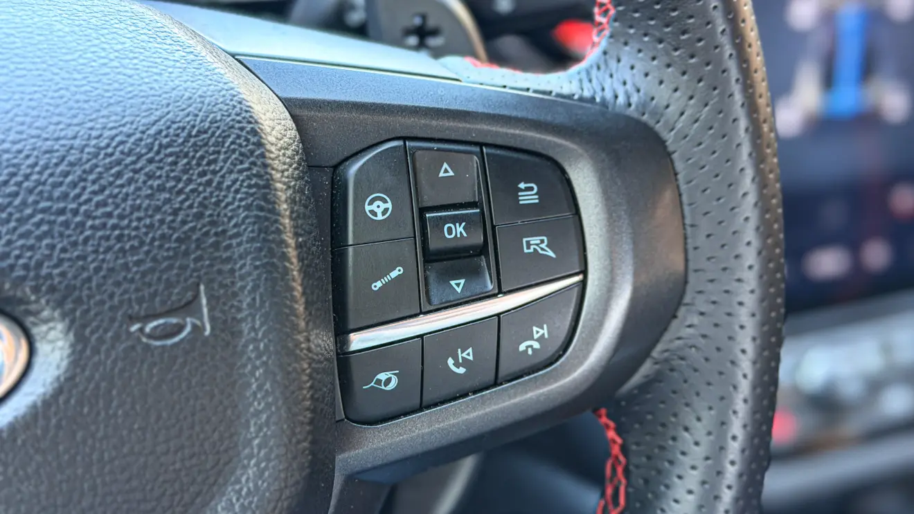 Ford Ranger Raptor e seu interior para avaliação e teste
