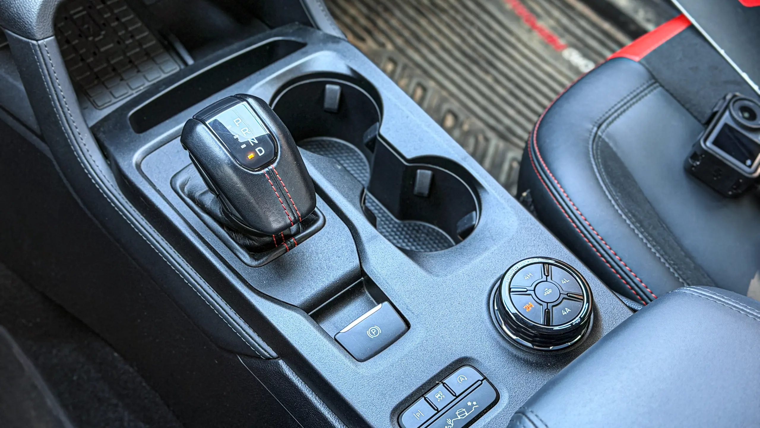 Ford Ranger Raptor e seu interior para avaliação e teste