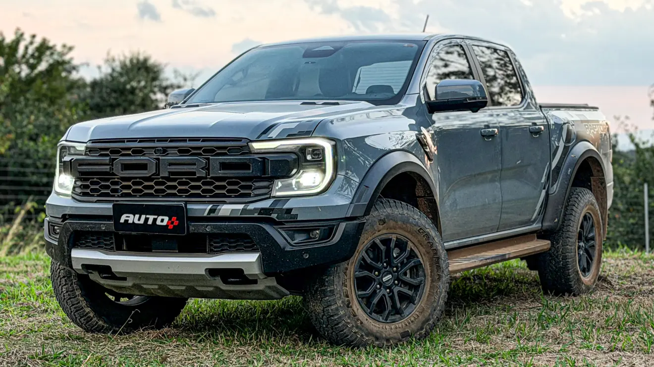 Ford Ranger Raptor suja de barro e terra estática na grama na cor Cinza Interlagos