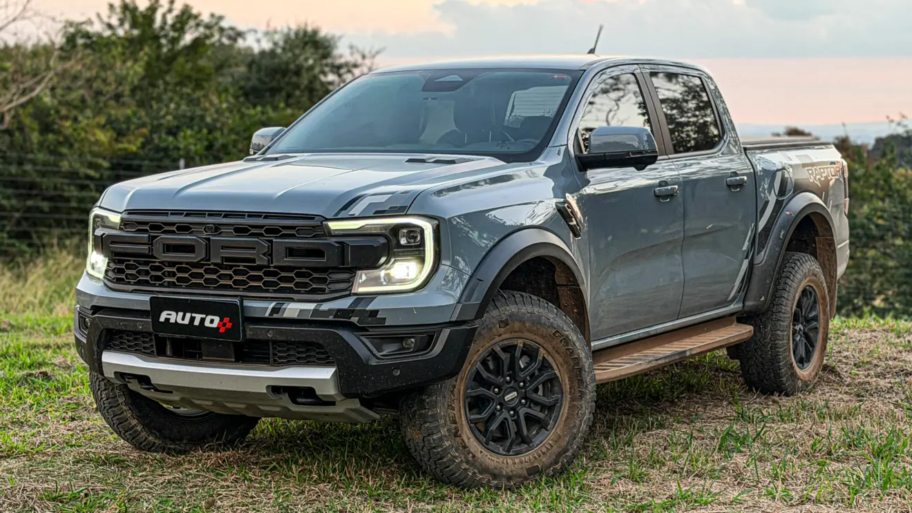 Ford Ranger Raptor suja de barro e terra estática na grama na cor Cinza Interlagos