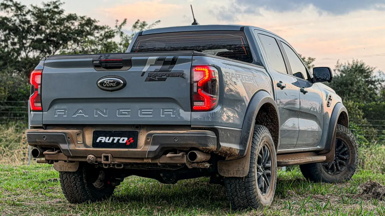 Ford Ranger Raptor suja de barro e terra estática na grama na cor Cinza Interlagos