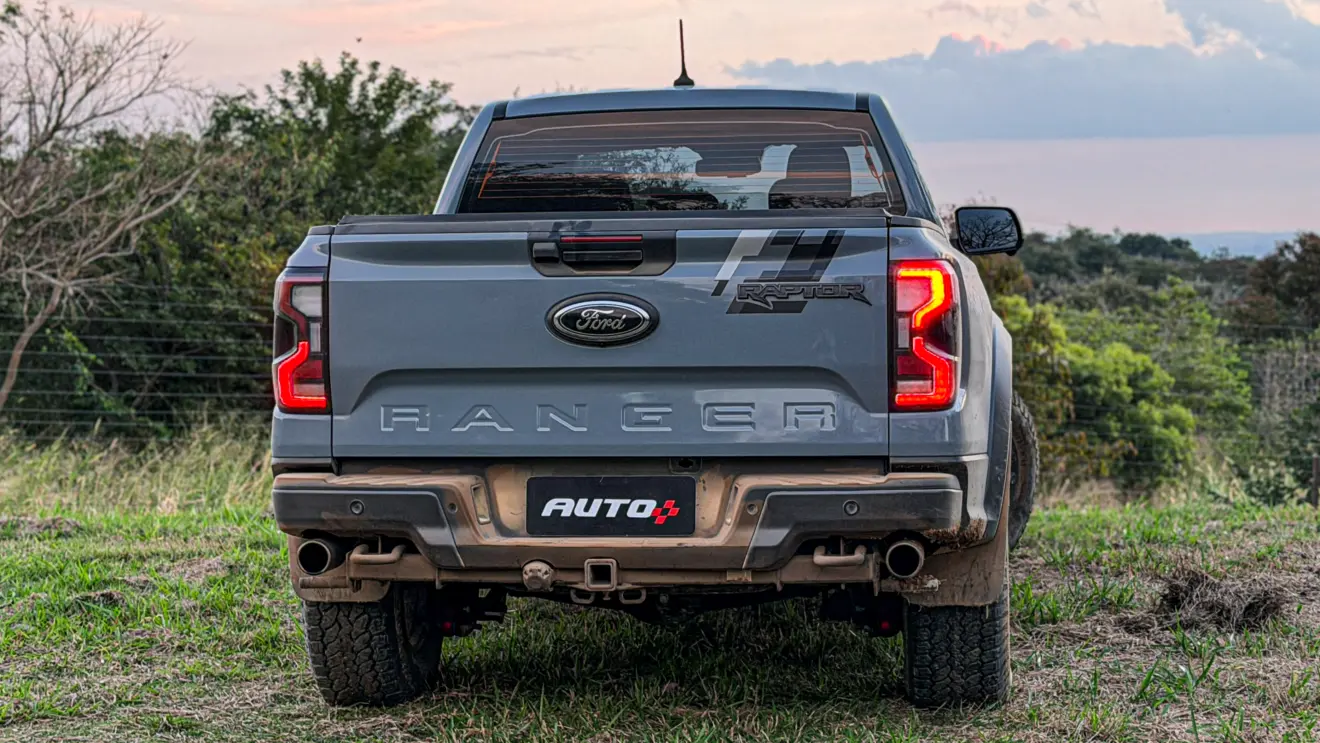 Ford Ranger Raptor suja de barro e terra estática na grama na cor Cinza Interlagos