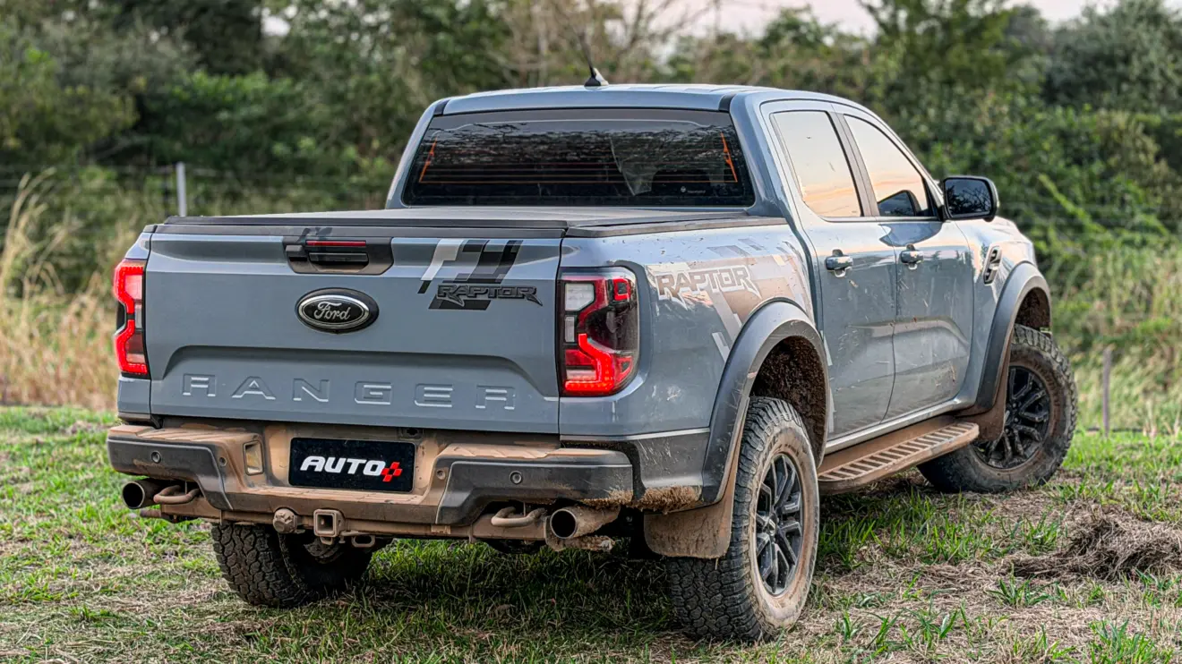 Ford Ranger Raptor suja de barro e terra estática na grama na cor Cinza Interlagos