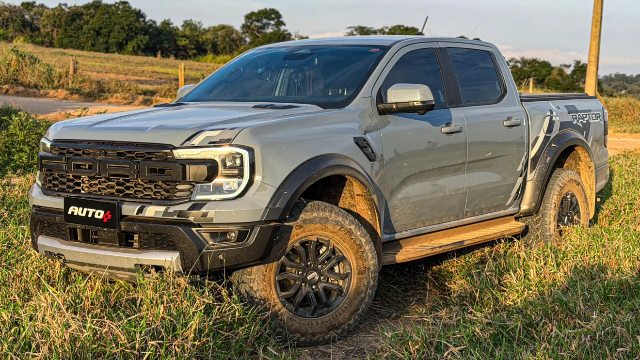 Ford Ranger Raptor suja de barro e terra estática na grama na cor Cinza Interlagos