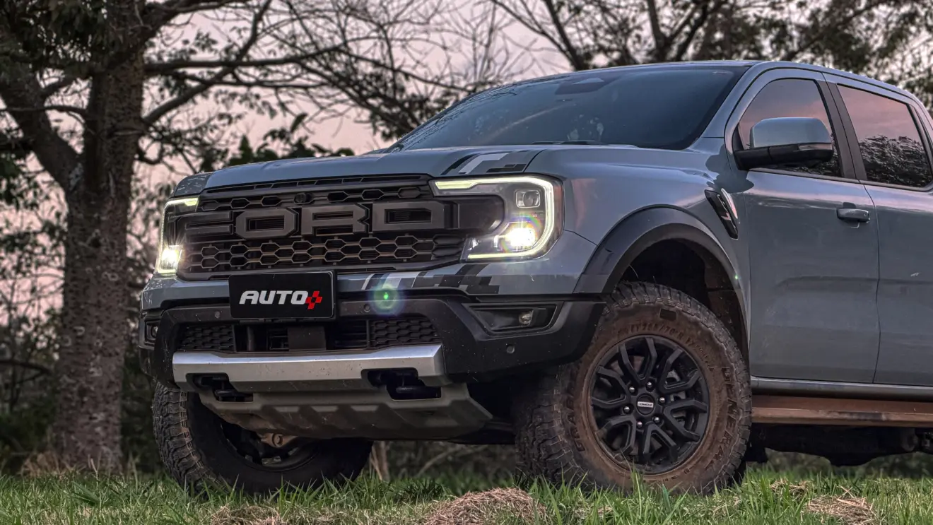 Ford Ranger Raptor suja de barro e terra estática na grama na cor Cinza Interlagos
