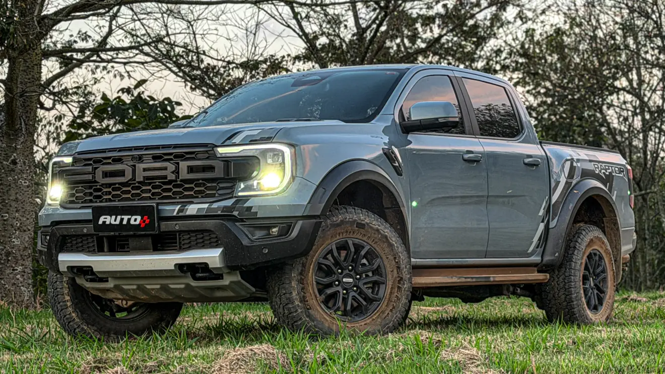 Ford Ranger Raptor suja de barro e terra estática na grama na cor Cinza Interlagos