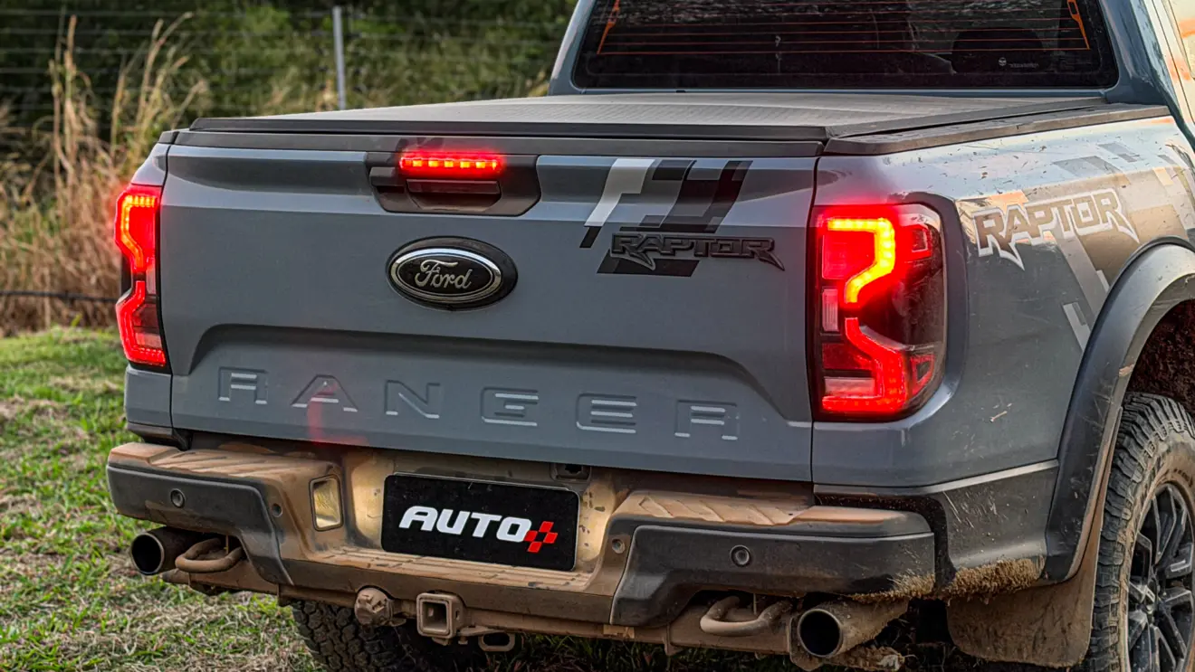 Ford Ranger Raptor suja de barro e terra estática na grama na cor Cinza Interlagos