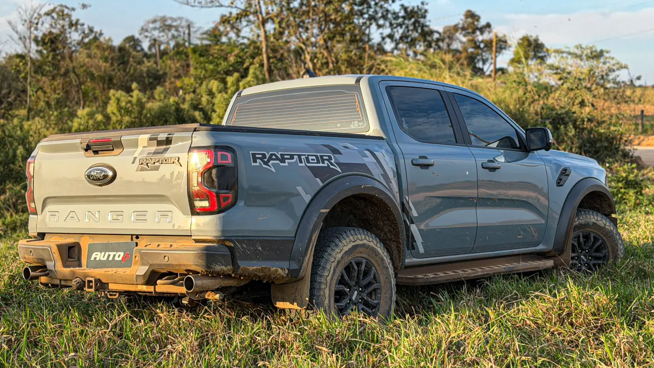 Ford Ranger Raptor suja de barro e terra estática na grama na cor Cinza Interlagos