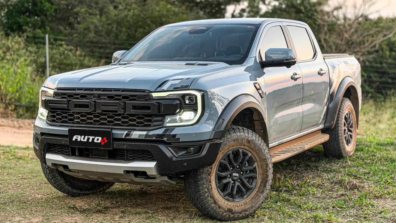 Ford Ranger Raptor suja de barro e terra estática na grama na cor Cinza Interlagos