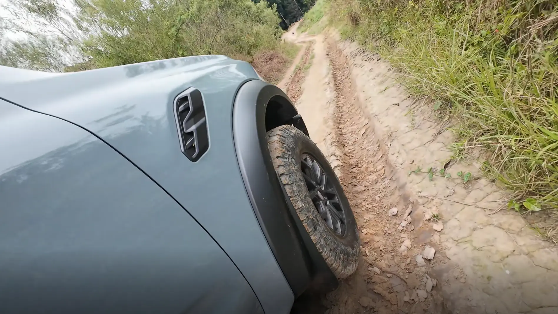 Ford Ranger Raptor suja de barro e terra na areia