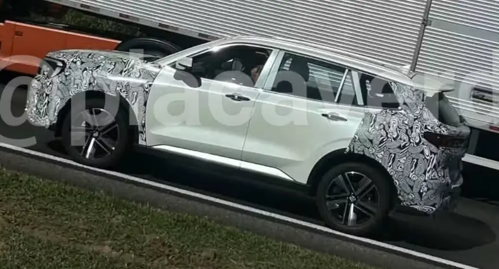 Ford Territory PHEV camuflado andando na estrada