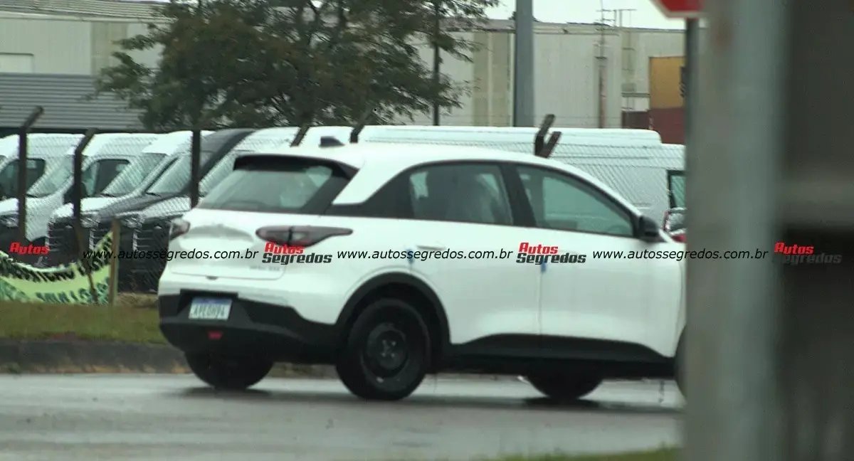 Geely EX2 2027 nacional branco de traseira em testes