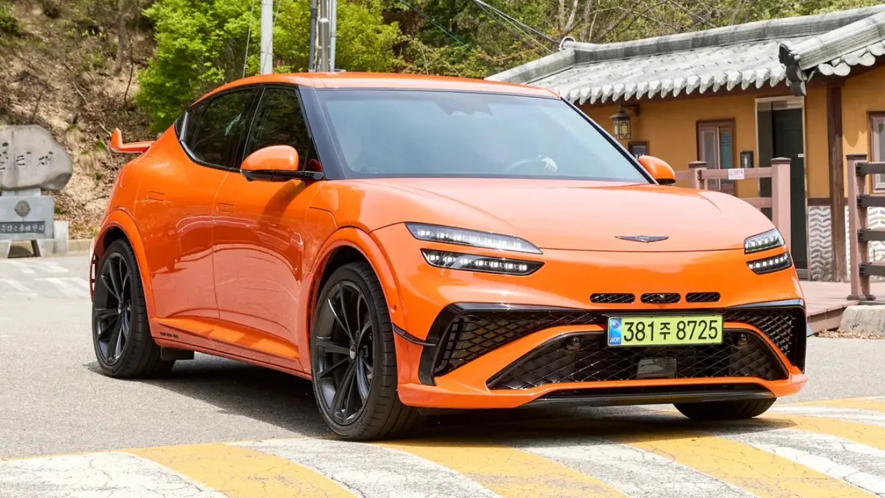 Genesis GV60 Magma laranja em movimento