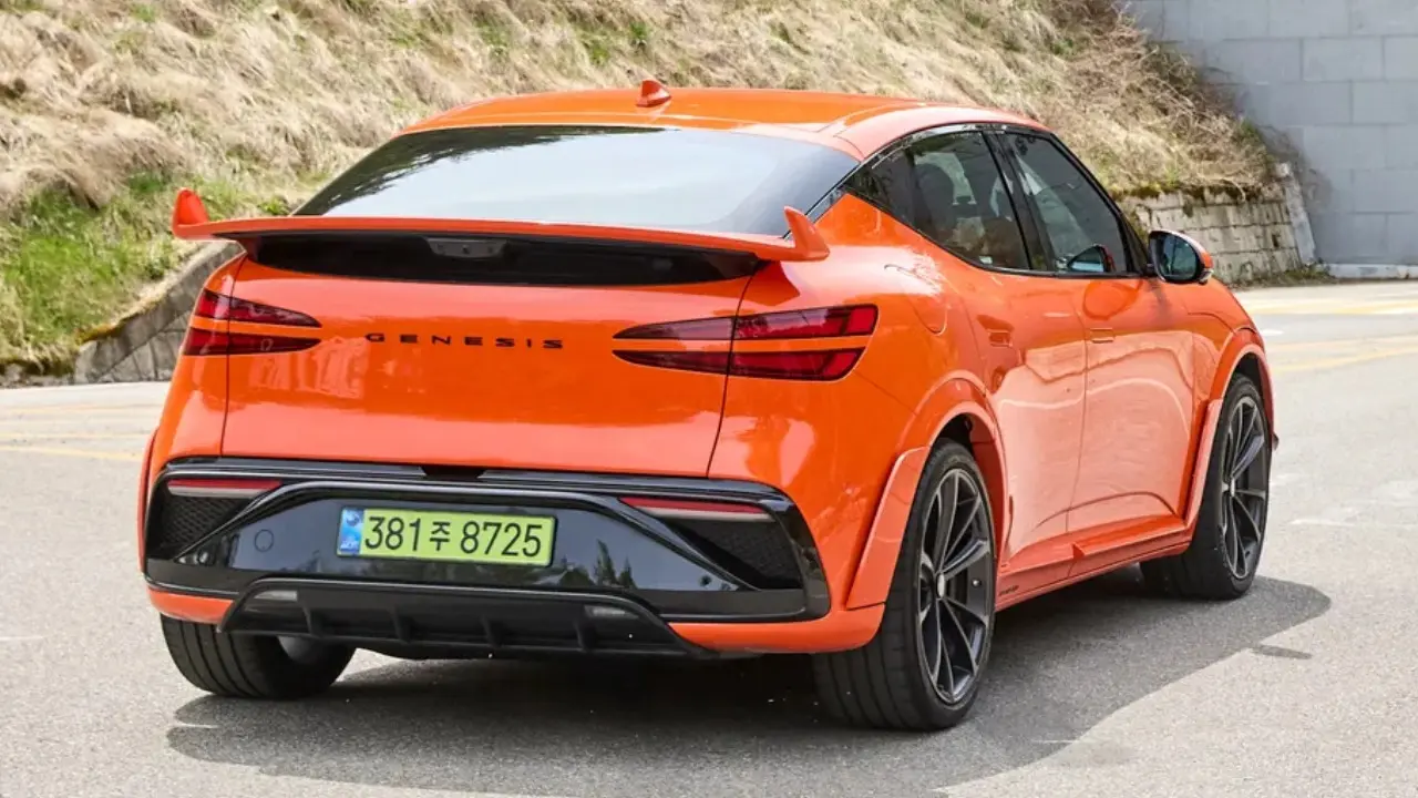 Genesis GV60 Magma laranja em movimento