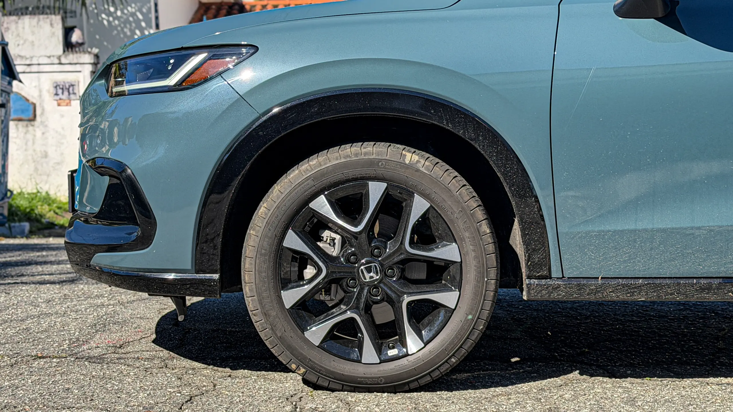 Honda ZR-V Touring estático na cor Azul Aurora Perolizado para avaliação, teste e review