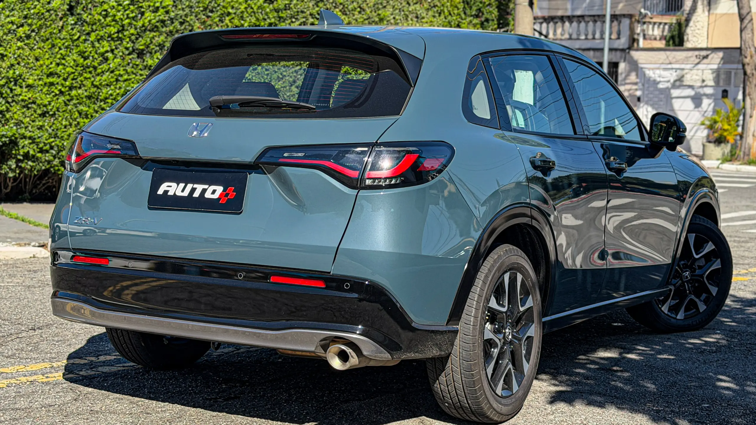 Honda ZR-V Touring estático na cor Azul Aurora Perolizado para avaliação, teste e review