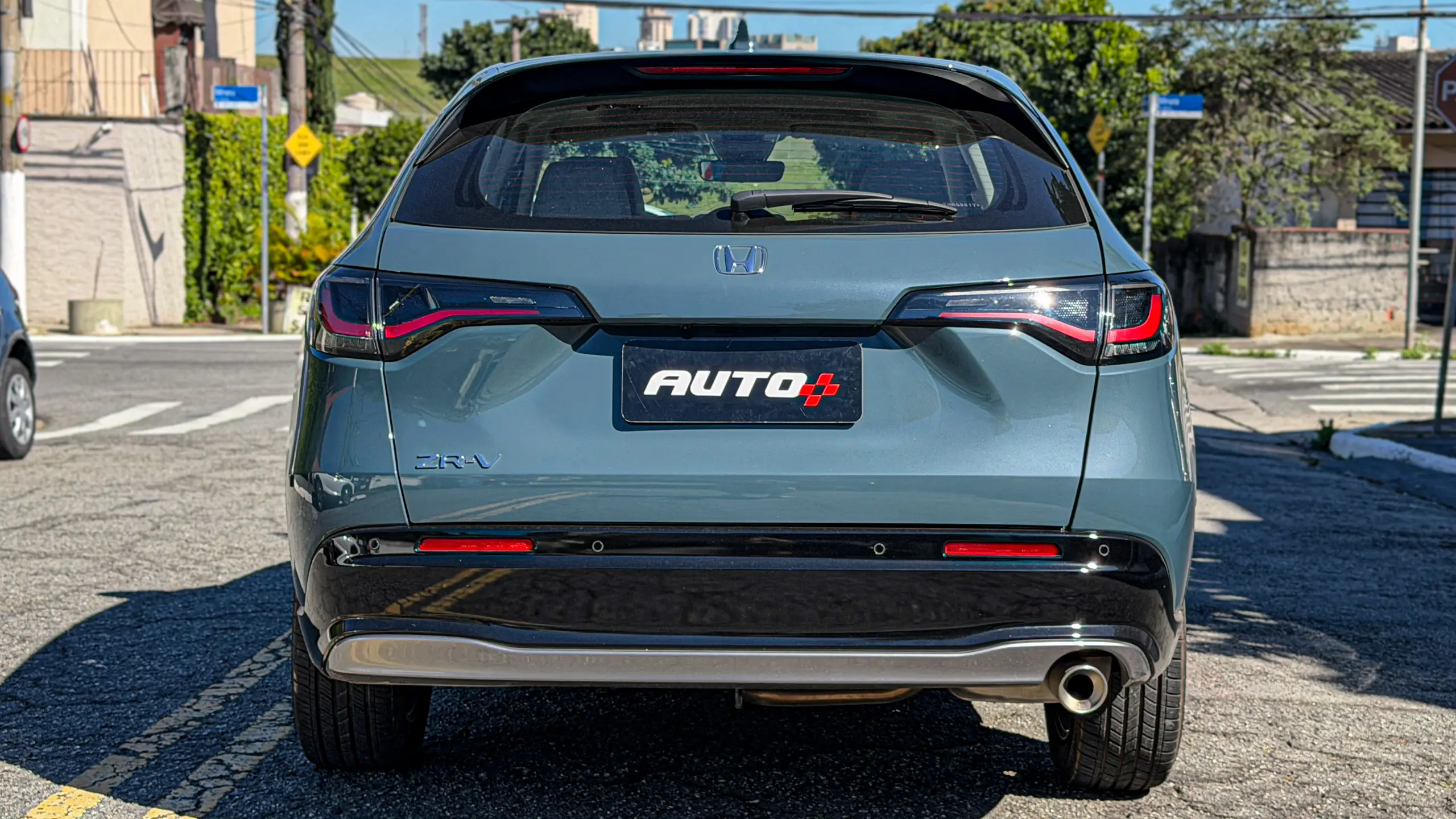 Honda ZR-V Touring estático na cor Azul Aurora Perolizado para avaliação, teste e review