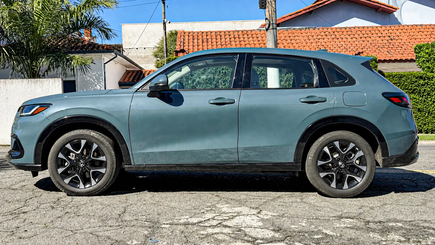 Honda ZR-V Touring estático na cor Azul Aurora Perolizado para avaliação, teste e review