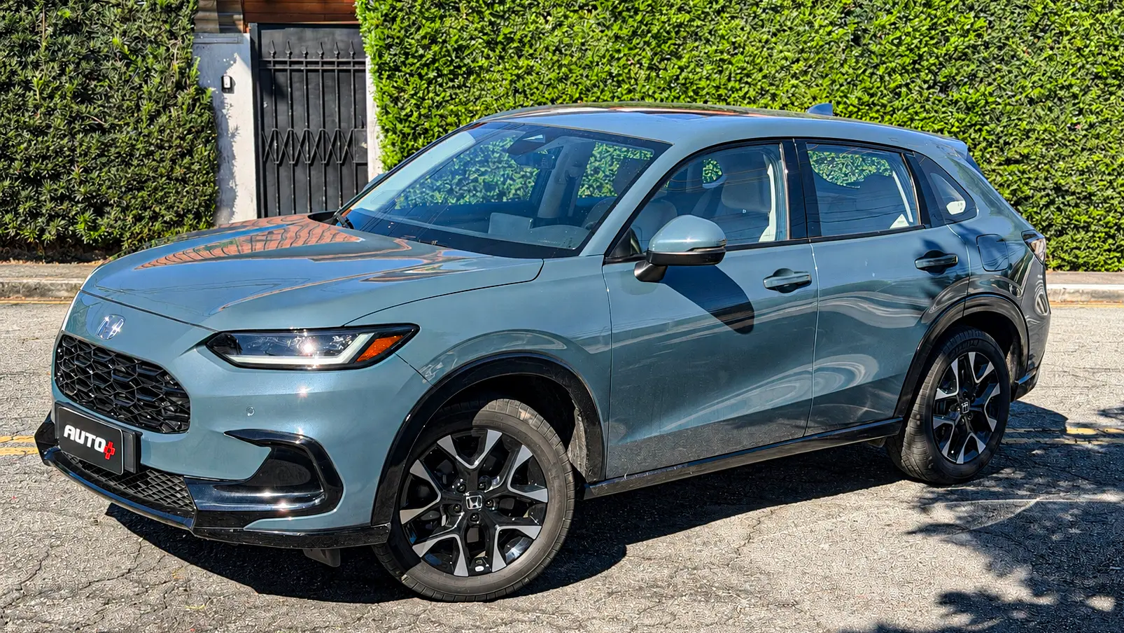 Honda ZR-V Touring estático na cor Azul Aurora Perolizado para avaliação, teste e review