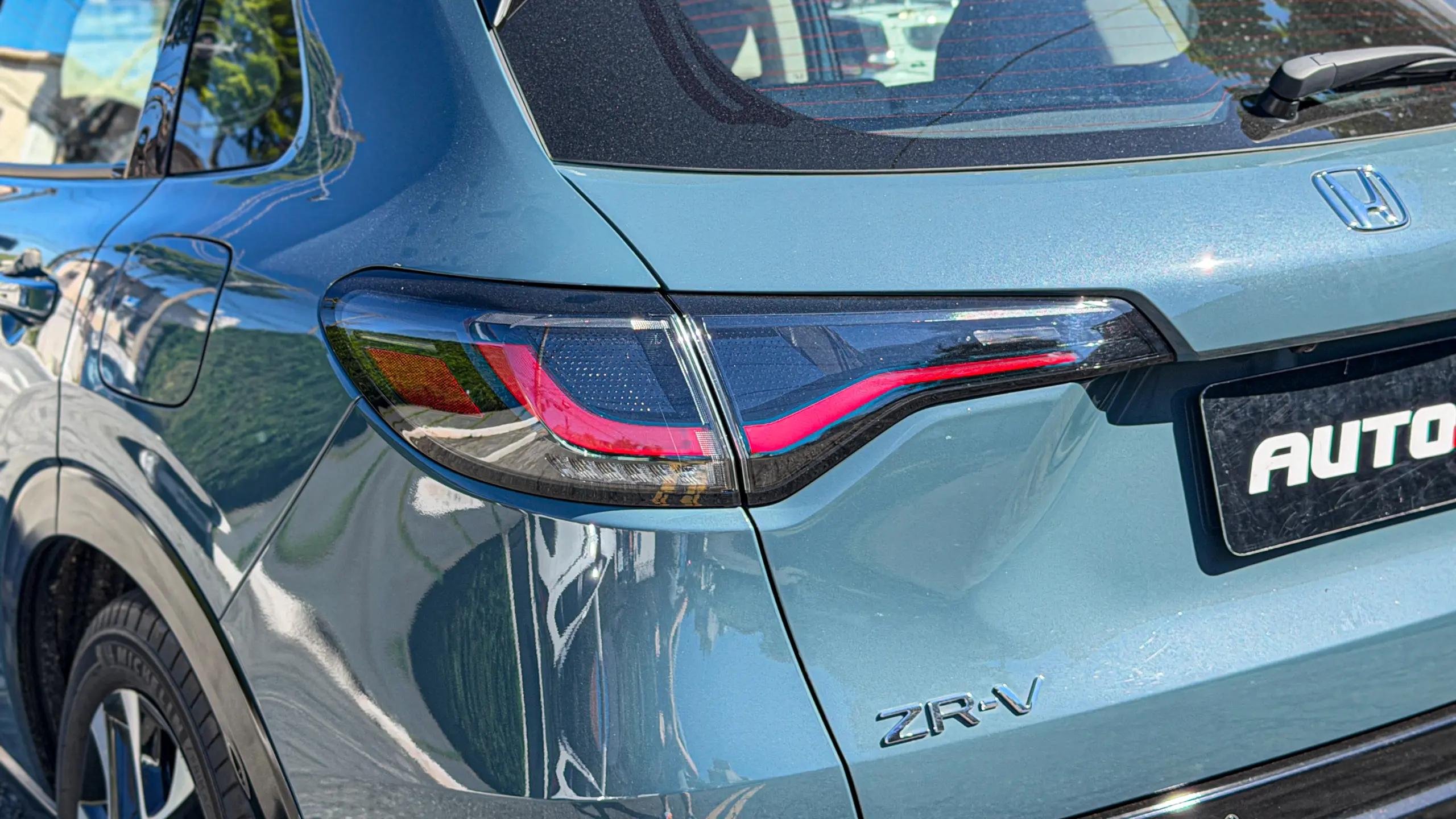 Honda ZR-V Touring estático na cor Azul Aurora Perolizado para avaliação, teste e review
