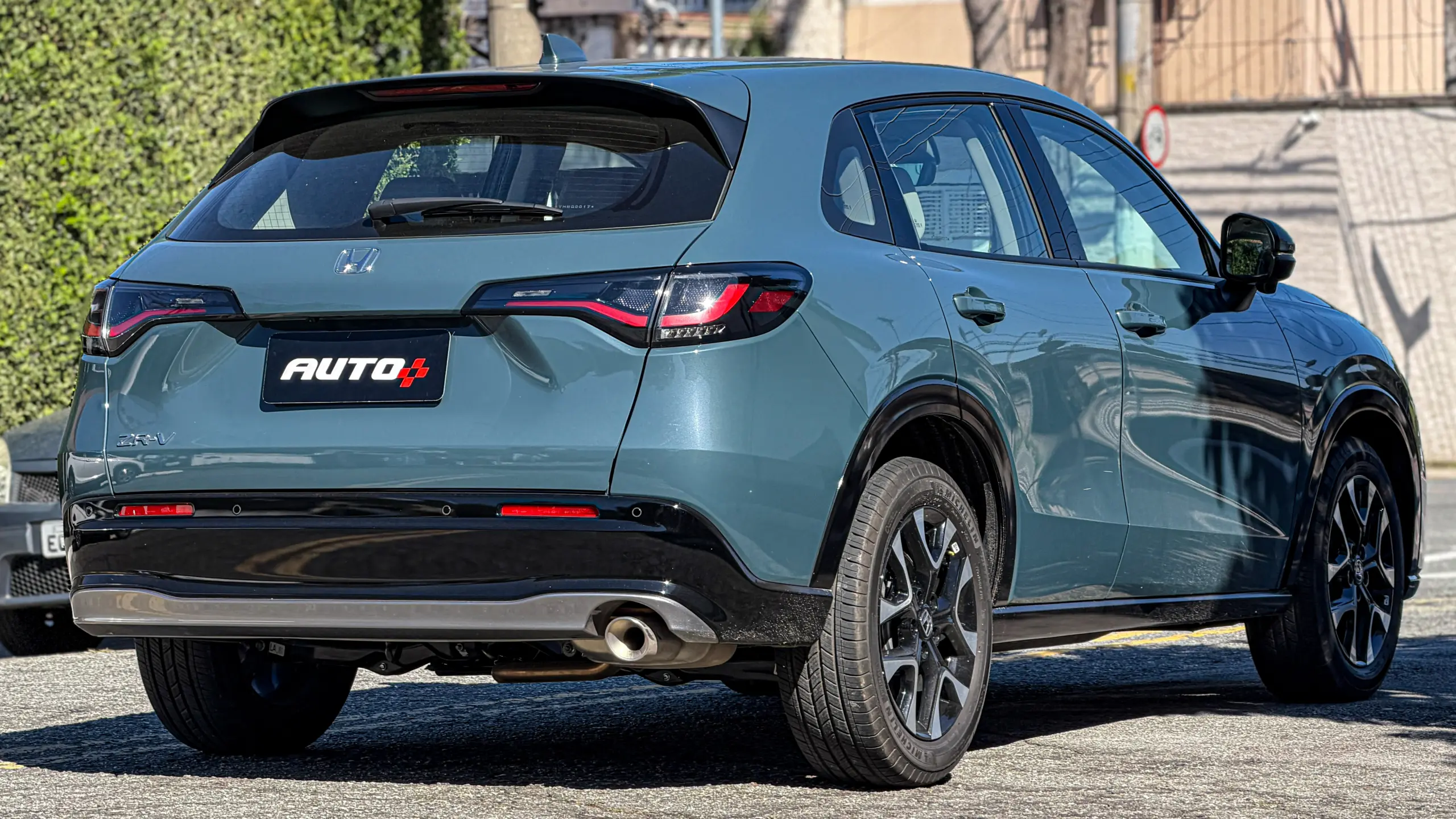 Honda ZR-V Touring estático na cor Azul Aurora Perolizado para avaliação, teste e review