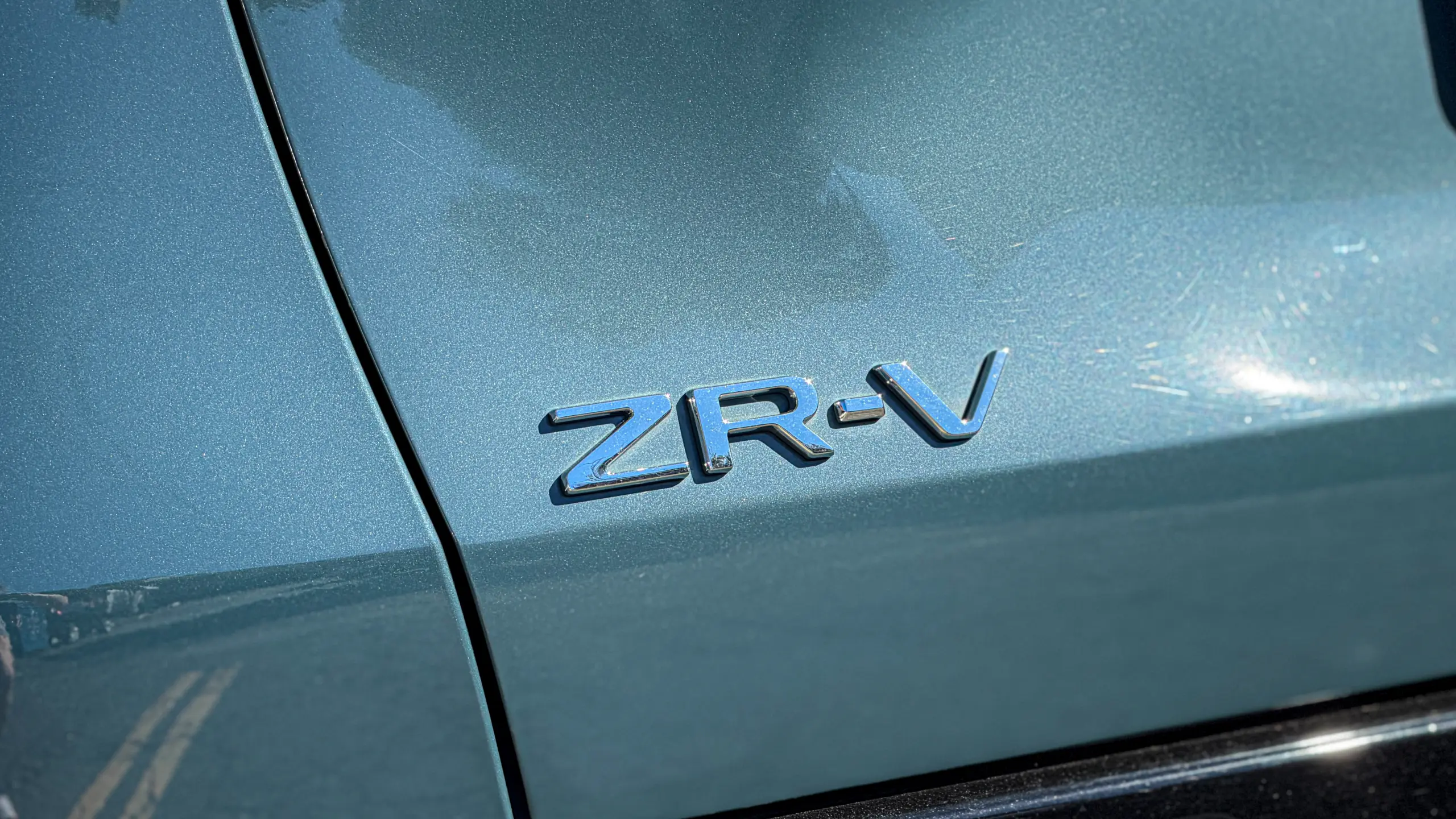 Honda ZR-V Touring estático na cor Azul Aurora Perolizado para avaliação, teste e review