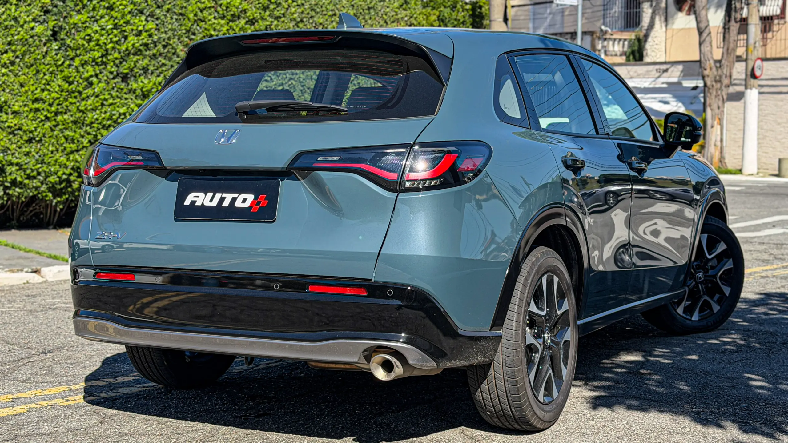 Honda ZR-V Touring estático na cor Azul Aurora Perolizado para avaliação, teste e review