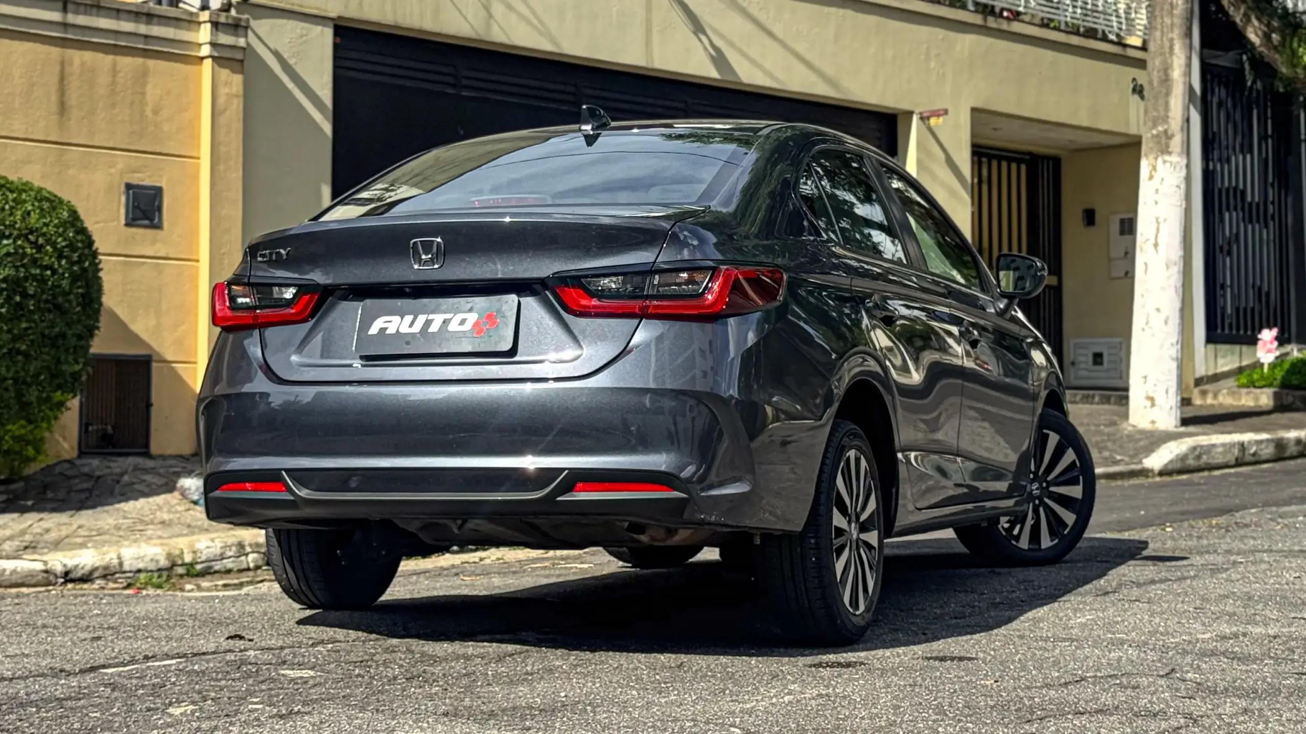 Honda City Sedã EX estático na cor cinza