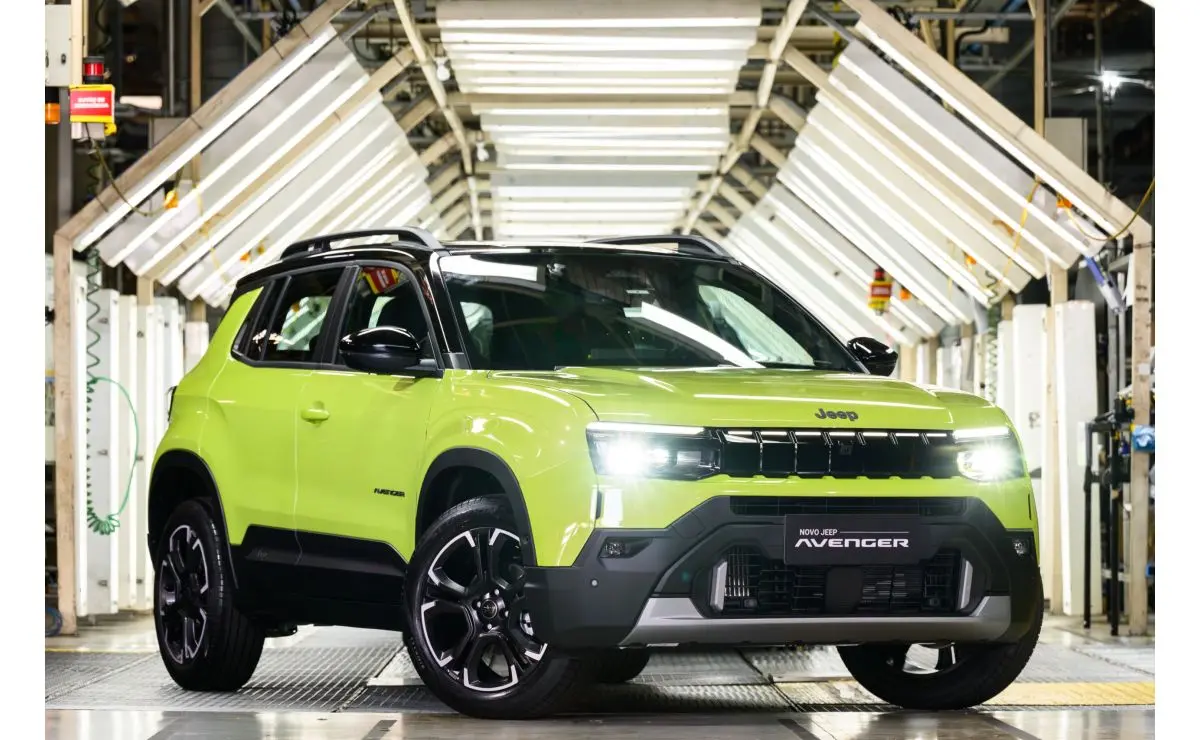 Jeep Avenger amarelo parado de frente na linha de produção