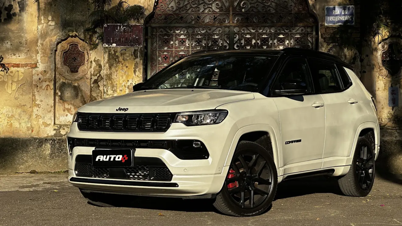 Jeep Compass Blackhawk Flex branco parado de frente com portal ao fundo