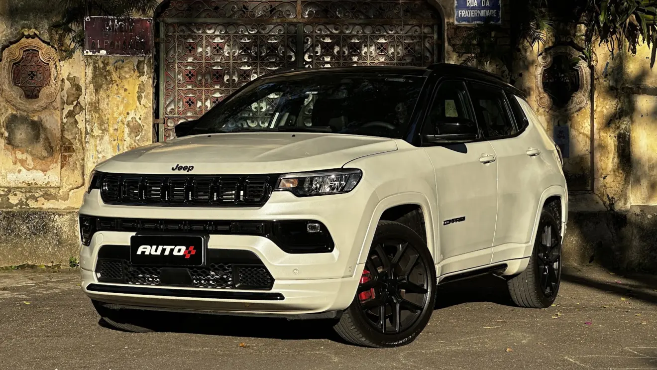 Jeep Compass Blackhawk Flex branco parado de frente com portal ao fundo