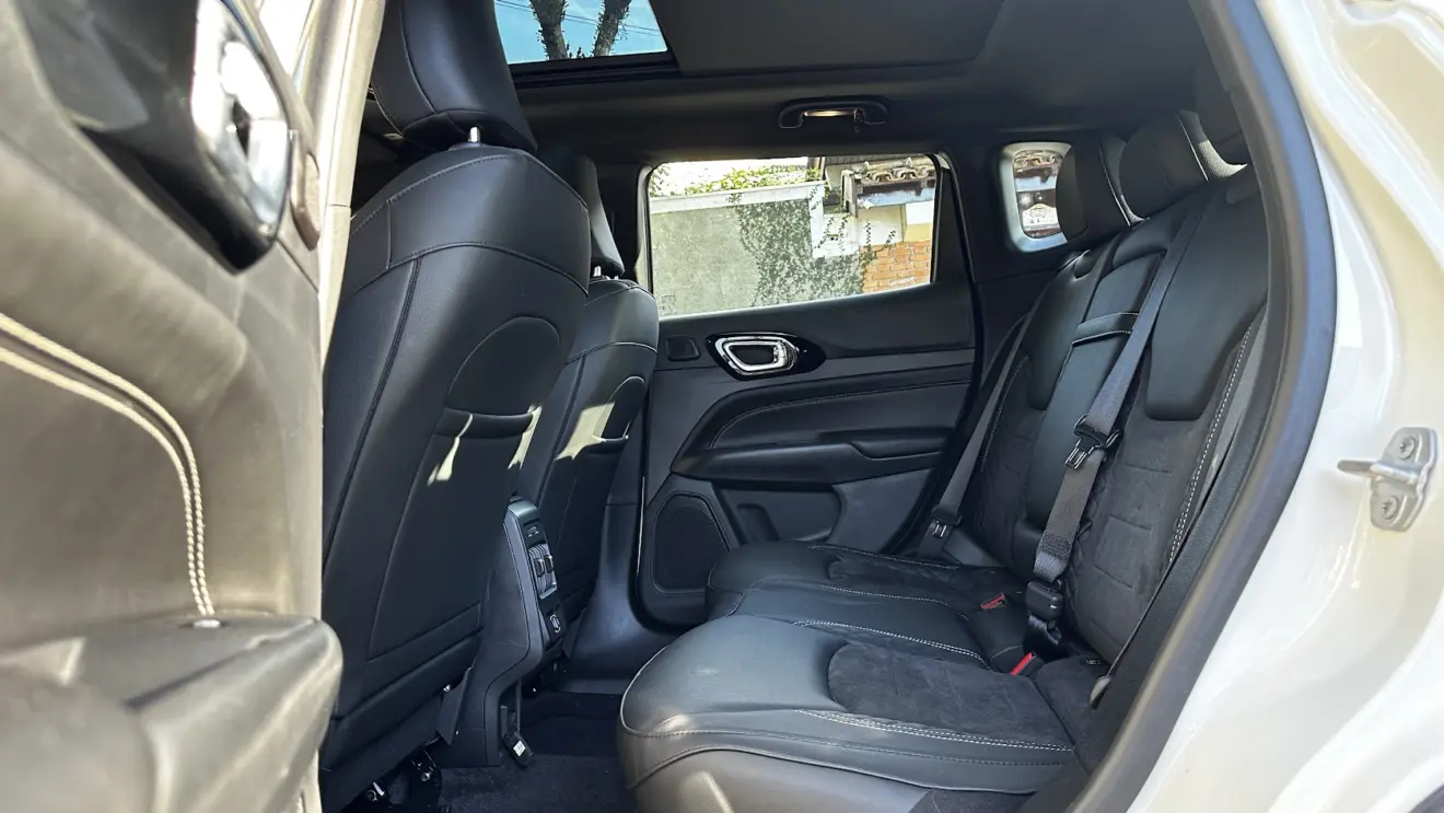 Espaço traseiro do Jeep Compass Blackhawk Flex