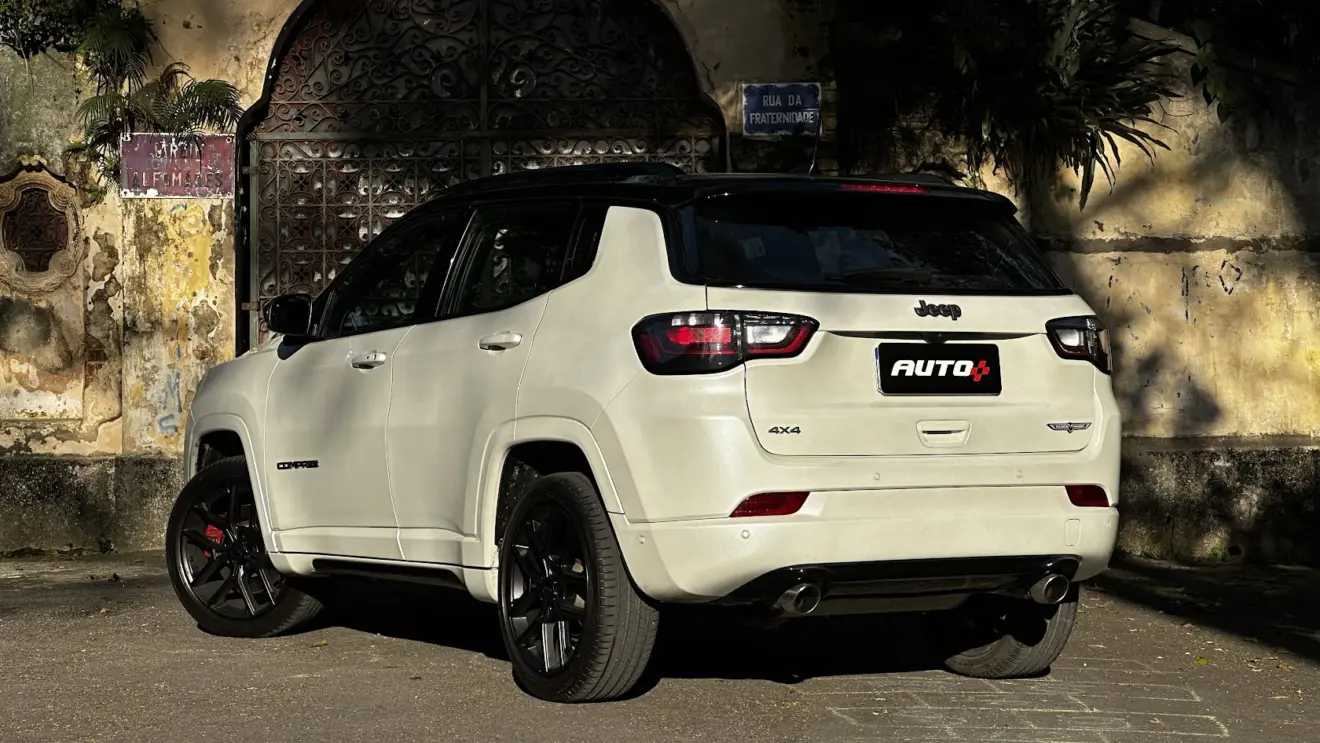 Jeep Compass Blackhawk Flex branco parado de traseira