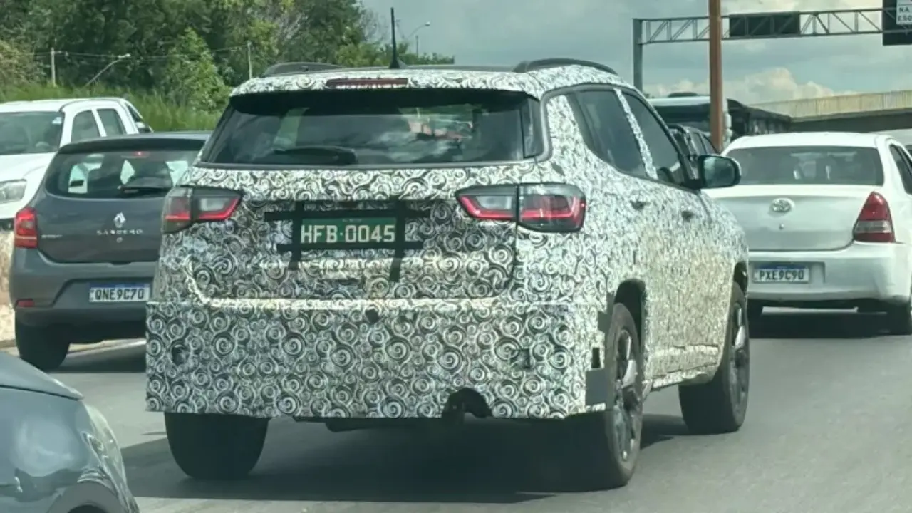 Jeep Compass MHEV 2027 camuflado em testes testando sistema 48 volts