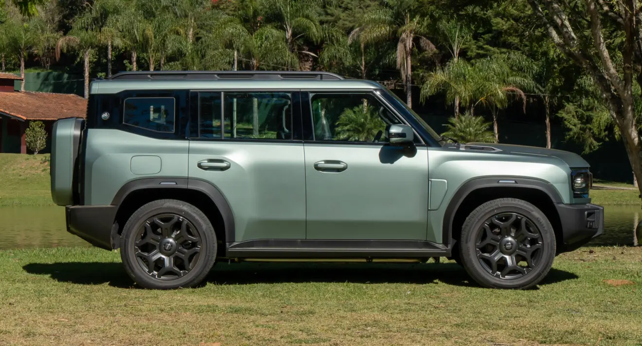 Jetour T2 4x4 verde parado de lateral