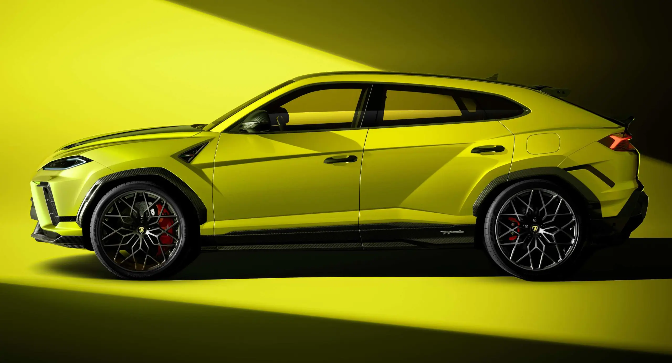Lamborghini Urus SE Performante desafia a física com 800 cv e 312 km/h de máxima