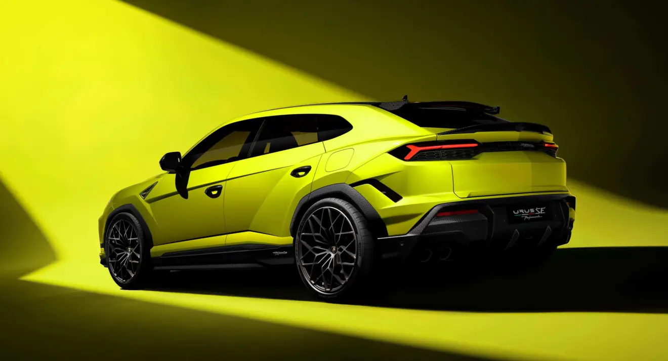 Lamborghini Urus SE Performante amarelo parado de traseira
