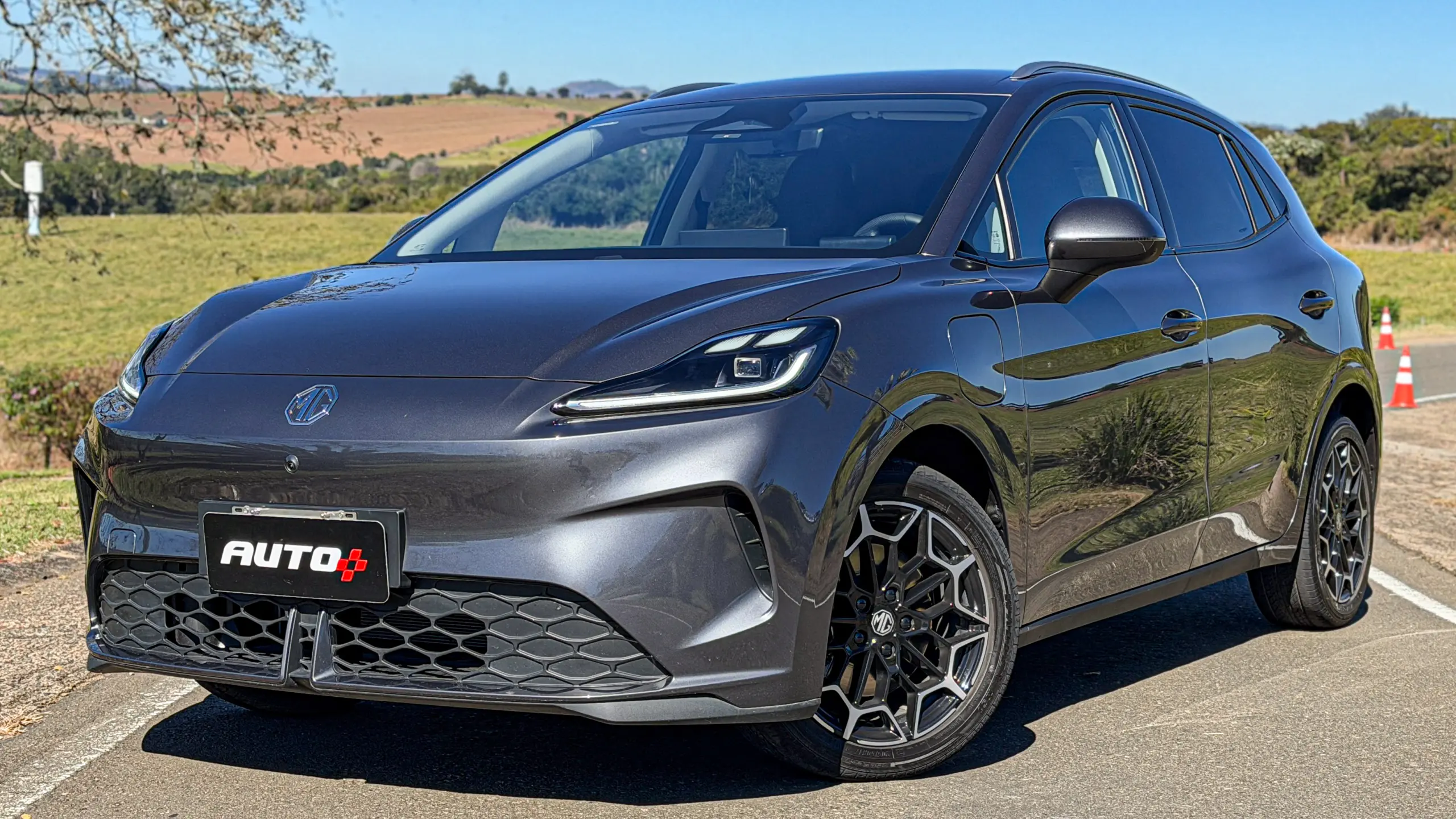 MG4 Urban Luxury estático no asfalto com sol na cor cinza