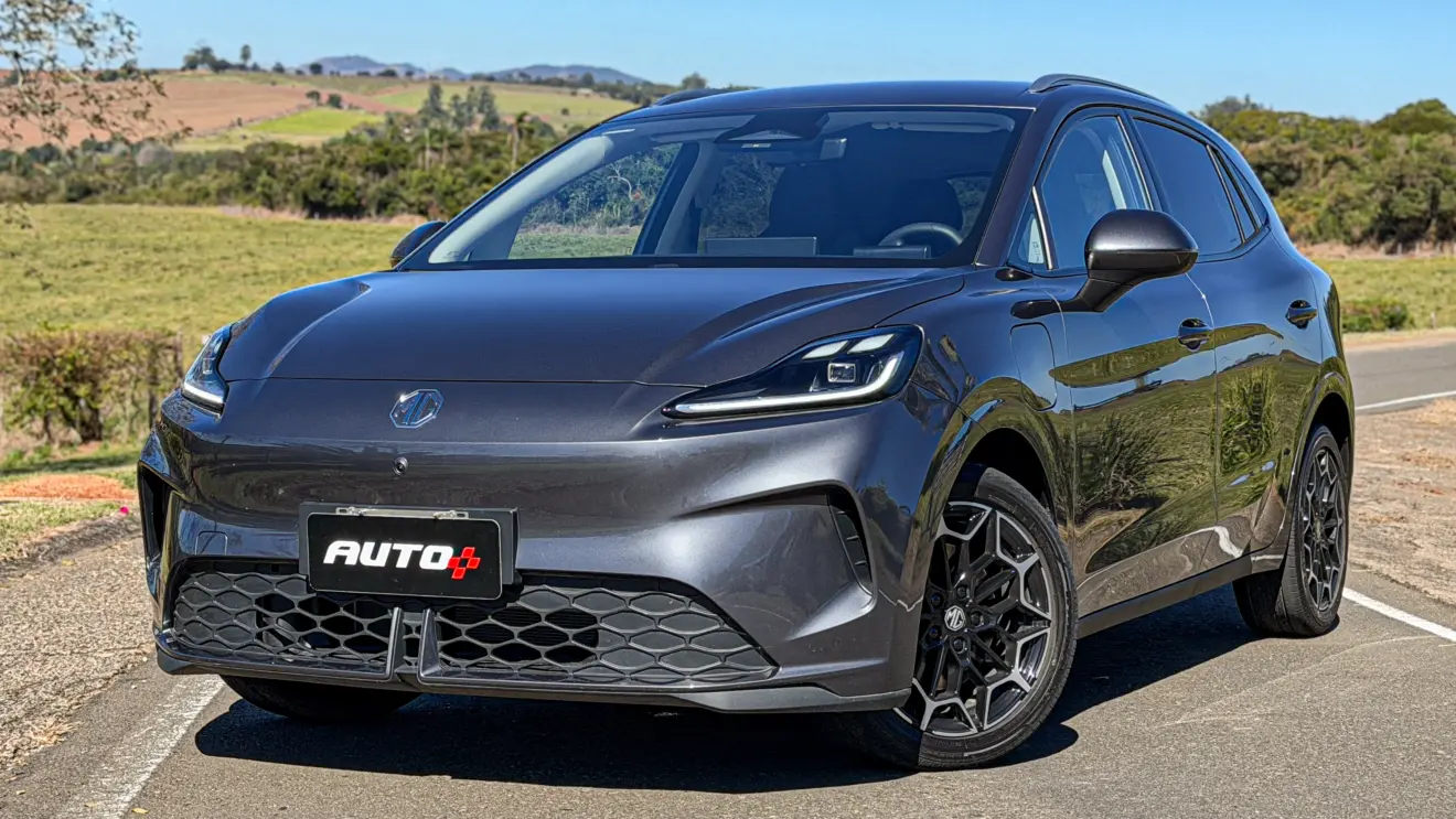 MG4 Urban Luxury estático no asfalto com sol na cor cinza