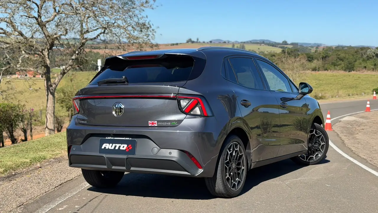 MG4 Urban Luxury cinza parado de traseira