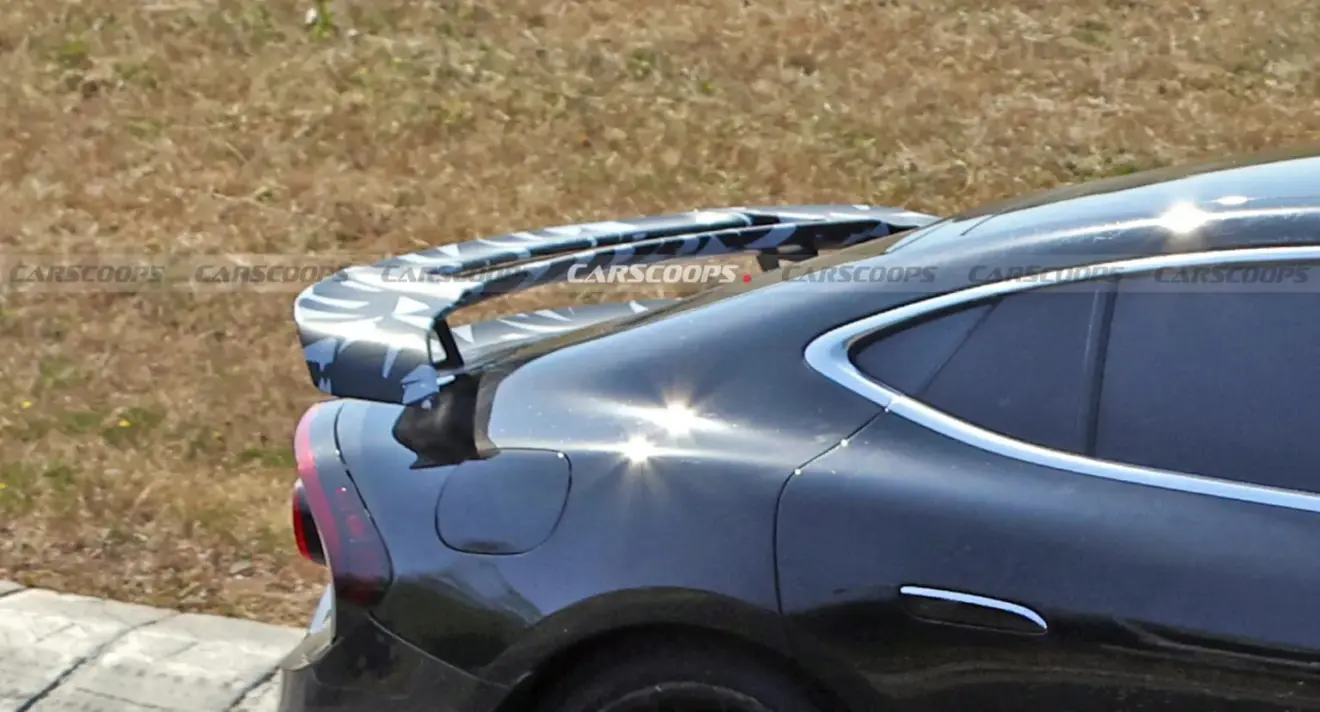 Asa traseira do Mercedes-AMG GT 4- Door 