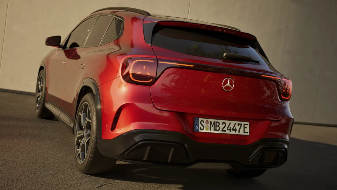Mercedes-Benz GLA 2028 vermelho de traseira