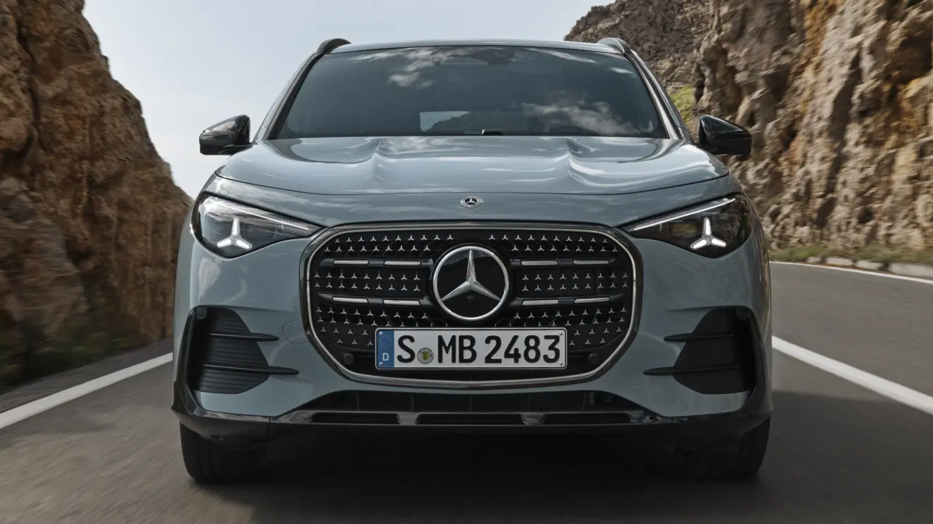 Mercedes-Benz GLA 2028 azul de frente