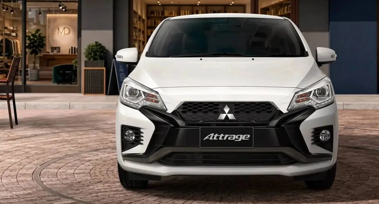 Mitsubishi Mirage sedan branco parado de frente
