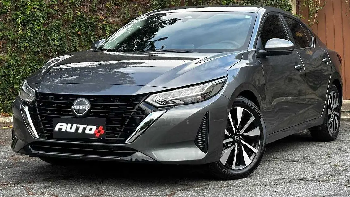 Nissan Sentra Advance cinza parado de frente com portão de madeira ao fundo