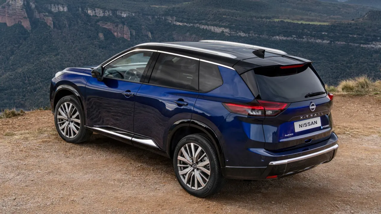 Nissan X-Trail azul estático na versão e-Power e-4ORCE