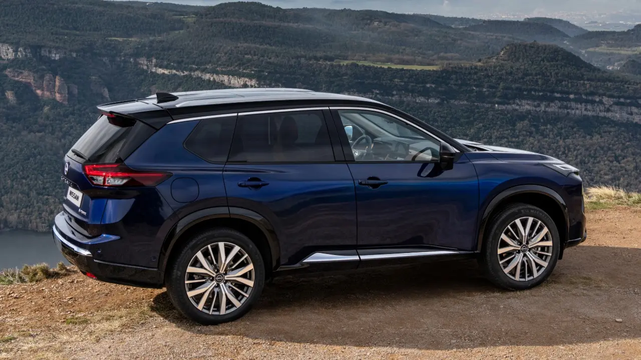 Nissan X-Trail azul estático na versão e-Power e-4ORCE