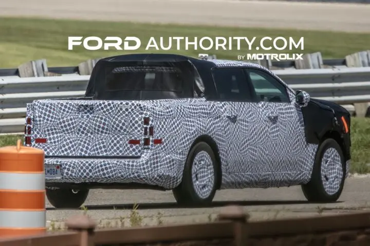 Nova caminhonete elétrica da Ford camuflada de traseira